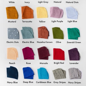 Op de afbeelding: Een kaart met 20 stofstalen in verschillende kleuren en patronen, waaronder wit, ivoor, lichtgrijs, naturel, natuurlijke stippen, mosterd, terracotta, geel, lichtpaars, lichtblauw, elektrische stippen, elektrisch blauw, hazelnootbruin, olijf, smaragdgroen, perzik, roze, marsala, felrood, lavendel, donkerblauw, diepblauw, caribisch blauw, grijze strepen, marineblauwe strepen, zwart en poederroze.