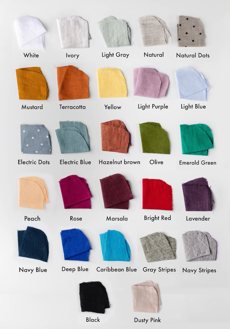 Op de afbeelding: Een kaart met 20 stofstalen in verschillende kleuren en patronen, waaronder wit, ivoor, lichtgrijs, naturel, natuurlijke stippen, mosterd, terracotta, geel, lichtpaars, lichtblauw, elektrische stippen, elektrisch blauw, hazelnootbruin, olijf, smaragdgroen, perzik, roze, marsala, felrood, lavendel, donkerblauw, diepblauw, caribisch blauw, grijze strepen, marineblauwe strepen, zwart en poederroze.