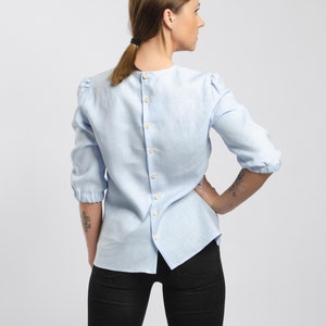EMILY Elegante blusa in lino azzurro chiaro con bottoni sul retro, camicia in lino con bottoni sul retro, elegante camicia a maniche medie con bottoni sul retro
