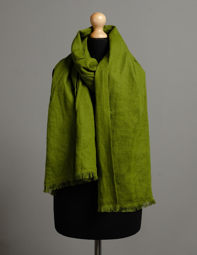 Écharpe en lin naturel longue et large pour femme, écharpe en lin de couleur olive, cadeau de Noël, châle en lin, foulard dété, grande écharpe en lin image 2