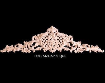 Può includere: Un'applique in legno delicata e decorata con un motivo a traliccio al centro. L'applique è dipinta di un colore rosa chiaro e presenta un motivo floreale.