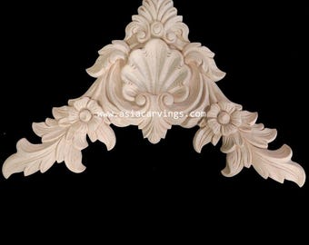 Könnte beinhalten: Ein geschnitztes Holz Ornament mit einem Muschel-Design in der Mitte und floralen Details an den Seiten. Das Ornament ist unbehandelt und bereit zum Bemalen oder Beizen. www.asiacarvings.com