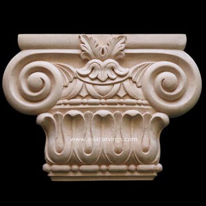 Op de afbeelding: Een gebeeldhouwd houten Korinthisch kapiteel met ingewikkelde details. Het kapiteel heeft opgerolde voluten, acanthusbladeren en andere decoratieve elementen. De website www.asiacarvings.com is zichtbaar.