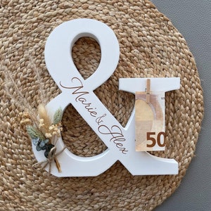 Regalo de dinero para la boda | carta de madera personalizada para novios | & - Cartel con flores secas como regalo de dinero.