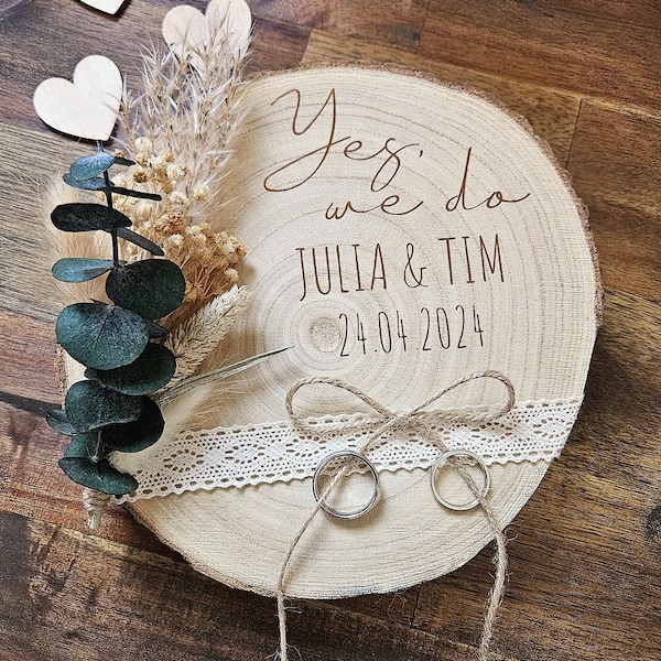Ringkissen aus Holz mit Trockenblumen | personalisierbare Baumscheibe für Hochzeit | Trauringhalter