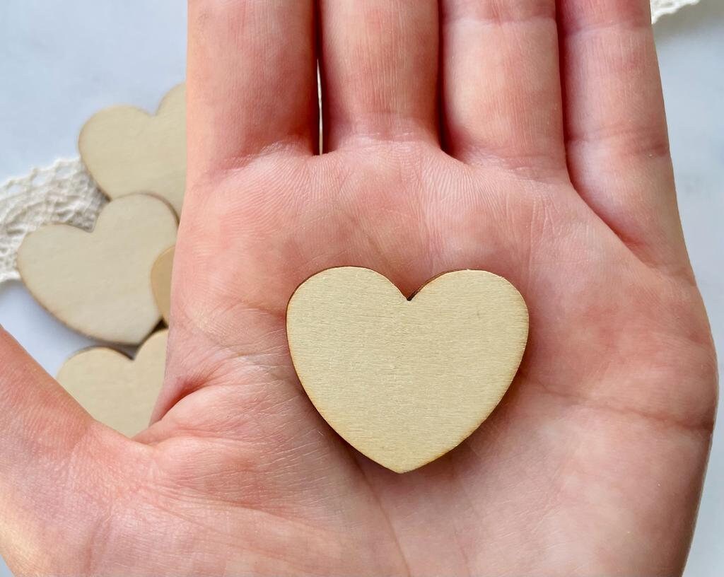 Decorazione a forma di cuore in legno rosso da 4 cm