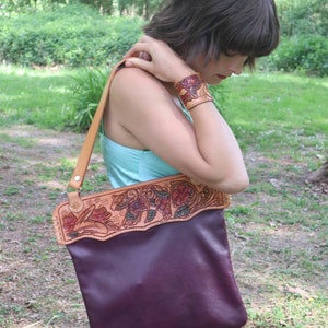 Women&#39;s western style handbag in purple calfskin, bear and flowers, unique piece handcrafted by Sam&#39;s straps