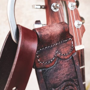 Flower guitar and bass strap in patinated brown and black leather Sam's straps 11 image 4