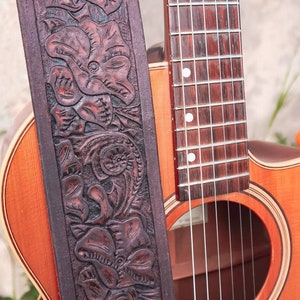 Flower guitar and bass strap in patinated brown and black leather Sam's straps 11 image 7