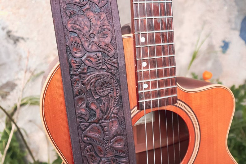 Flower guitar and bass strap in patinated brown and black leather Sam's straps 11 image 7