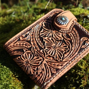 Portefeuille en cuir western marron et daim vert avec concho turquoise