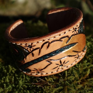 Adjustable women&#39;s western cuff strap in leather, blue feather and gold by Sam&#39;s straps