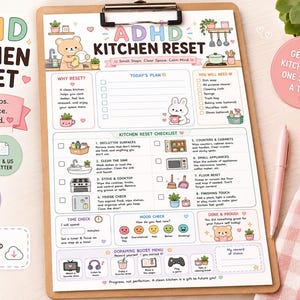 Pode incluir: Uma lista de verificação impressa ADHD Kitchen Reset numa prancheta com ilustrações em tons pastel de um urso e um coelho, com secções para o plano diário, tarefas de limpeza, monitorização do humor e um menu de dopamina.