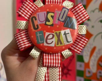 Insignia de roseta kitsch con texto personalizado hecha a mano