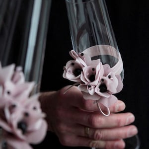 Wedding Glasses, Champagne Glasses, Toasting Flutes, Flower Flutes With Black Stamens, Wedding Flutes, Champagne Flutes,Wedding Accessories