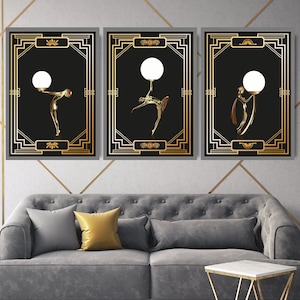 K&ouml;nnte beinhalten: Drei schwarze und goldene gerahmte Drucke mit geometrischem Design. Jeder Druck zeigt eine stilisierte Figur mit einer Gl&uuml;hbirne &uuml;ber dem Kopf.