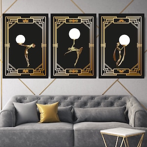 K&ouml;nnte beinhalten: Drei schwarze und goldene gerahmte Kunstdrucke mit geometrischem Design. Jeder Druck zeigt eine Silhouette einer Frau, die eine Gl&uuml;hbirne h&auml;lt. Die Frau auf dem mittleren Druck tanzt.