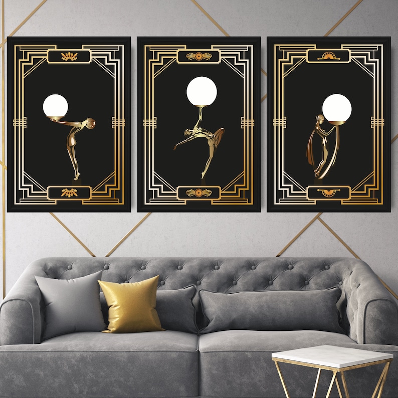 K&ouml;nnte beinhalten: Drei schwarze und goldene gerahmte Kunstdrucke mit geometrischem Design. Jeder Druck zeigt eine Silhouette einer Frau, die eine Gl&uuml;hbirne h&auml;lt. Die Frau auf dem mittleren Druck tanzt.