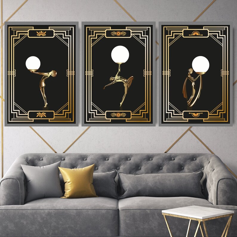 K&ouml;nnte beinhalten: Drei schwarze und goldene gerahmte Drucke mit geometrischem Design. Jeder Druck zeigt eine stilisierte Figur mit einer Gl&uuml;hbirne &uuml;ber dem Kopf.