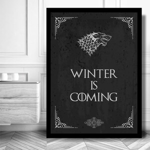 Op de afbeelding: Zwart-witte poster met een gestileerde direwolf en de tekst "Winter is Coming" uit de tv-serie Game of Thrones.