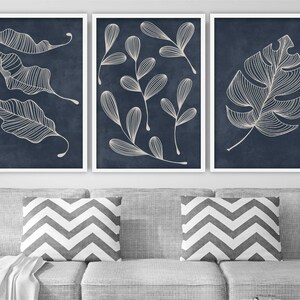 Conjunto minimalista de 3 impresiones: hojas sobre fondo azul, imagen de arte botánico con contorno
