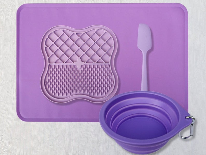 This set includes a collapsible drinking bowl, a textured licking plate for slower eating, and an anti-slip feeding mat for effortless cleaning.