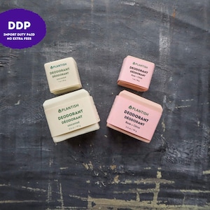 Puede incluir: Cuatro barras de desodorante rectangulares Plantish en dos tama&ntilde;os y colores. Dos barras sin aroma en color blanco roto etiquetadas 1 oz/28 g y 3,5 oz/99 g, y dos barras con aroma a rosa y c&iacute;tricos etiquetadas 1 oz/28 g y 3,5 oz/99 g.