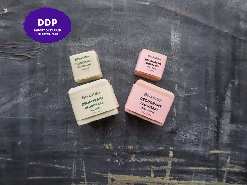 Puede incluir: Cuatro barras de desodorante rectangulares Plantish en dos tama&ntilde;os y colores. Dos barras sin aroma en color blanco roto etiquetadas 1 oz/28 g y 3,5 oz/99 g, y dos barras con aroma a rosa y c&iacute;tricos etiquetadas 1 oz/28 g y 3,5 oz/99 g.