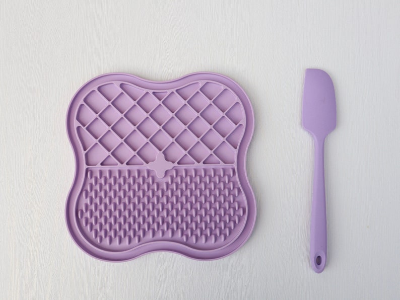 a textured licking plate to slow down eating, promoting better digestion and oral hygiene.