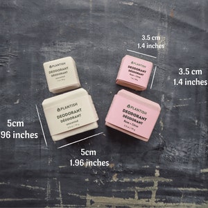 Puede incluir: Dos barras de desodorante beige sin aroma y dos barras de desodorante rosa de rosa y c&iacute;tricos de Plantish. Las barras peque&ntilde;as miden 3,5 cm por 3,5 cm, mientras que las grandes miden 5 cm por 5 cm. Cada barra tiene texto impreso en la superficie.
