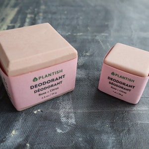 Puede incluir: Dos bloques cuadrados de desodorante rosa claro envueltos en etiquetas de papel rosa. La etiqueta m&aacute;s grande dice PLANTISH DEODORANT D&Eacute;ODORANT Rose + Citrus 99 g. La etiqueta m&aacute;s peque&ntilde;a dice PLANTISH DEODORANT D&Eacute;ODORANT Rose + Citrus 28 g.