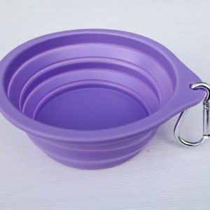 This set includes a convenient collapsible drinking bowl perfect for traveling and outside activities.
