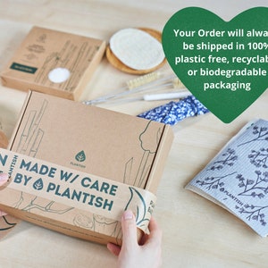 Pode incluir: Uma caixa de cart&atilde;o castanho com um logotipo de folha verde e o texto "PLANTISH MADE W/ CARE BY PLANTISH" numa fita de papel castanho. A caixa est&aacute; a ser fechada com um rolo de fita de papel castanho que diz "VEGAN PLASTIC-FREE PLANT BASED PL", e a fita est&aacute; a ser segurada por uma m&atilde;o.