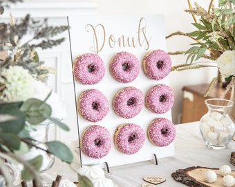 Donutmuur, zoete taartverjaardagsfeestje, donutbordhouder, houten displaystandaard, huwelijksdecoratie en babyshower