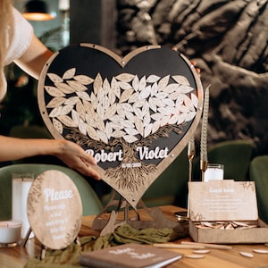 Personalisiertes Hochzeitsbaum-Gästebuch: Rustikales Holzjubiläumsschild, Baum aus Holz mit Blättern