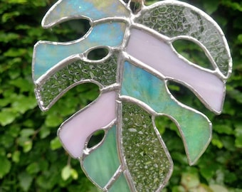 Hoja de monstera de vidriera: rosa, verde iridiscente y transparente