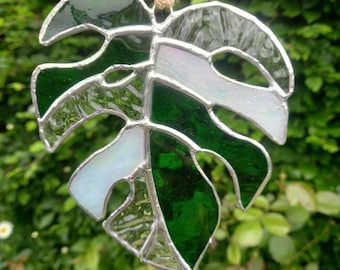 Vidriera Monstera: verde, blanco iridiscente, transparente