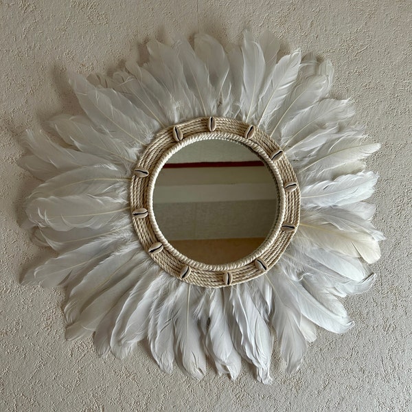 Miroir   JUJUHAT  en plumes grèges avec son miroir en macramé et coquillages  naturel