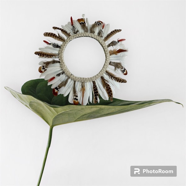 Miroir   JUJUHAT  en plumes grèges avec son miroir en macramé et coquillages  naturel