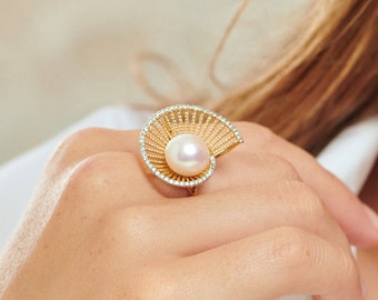 Unique & Stunning Seashell-Shaped Yellow Gold Band with Diamond Frame