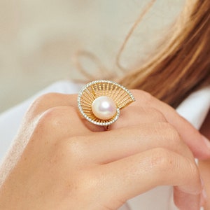 Unique & Stunning Seashell-Shaped Yellow Gold Band with Diamond Frame