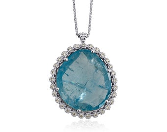 Può includere: Una collana con catena d'argento con un ciondolo di acquamarina ovale di grandi dimensioni circondato da un'aureola di piccoli diamanti.