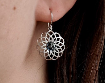 Elegantes aretes grandes de oro de 14 quilates y diamantes negros con forma de girasol hueco