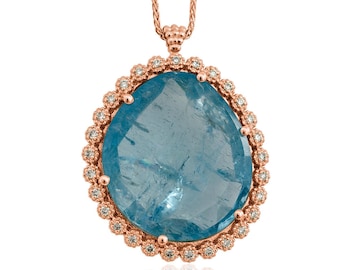 Può includere: Una collana con un ciondolo in oro rosa con una grande pietra di acquamarina blu chiaro circondata da un alone di piccoli diamanti.
