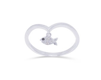 14K Weißgold & Diamant V-förmiger Ring mit Fisch Anhänger mit zwei weißen Diamanten und einem schwarzen Diamanten im Fischauge