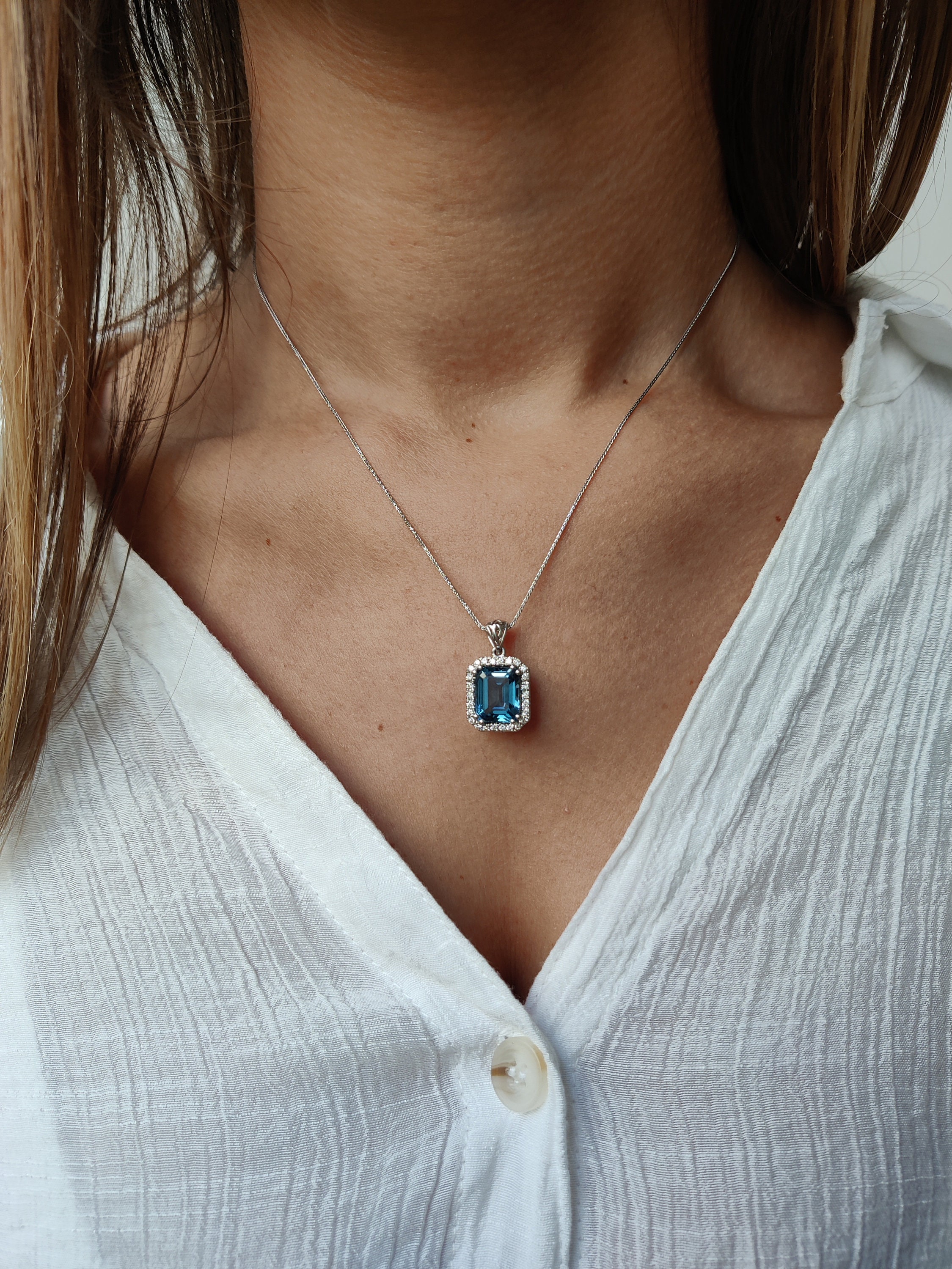 Unique 14K White Gold London Blue Topaz Necklace With VS1