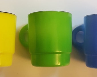 Trío. Tazas de rey de fuego amarillas, azules, verdes, con corvejón de ancla con borde negro y mango redondo pequeño, vidrio de leche blanco hecho en EE. UU.
