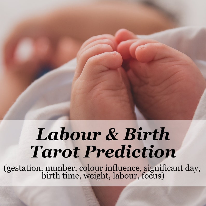 Op de afbeelding: Close-up van de voetjes van een pasgeboren baby, met zachte roze huid, rustend op een witte deken. De afbeelding bevat de tekst "Labour & Birth Tarot Prediction" en gerelateerde termen zoals zwangerschap en geboortetijd.