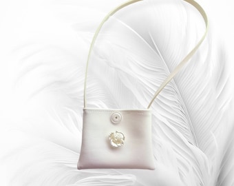 White dolls handbag, coin purse, child's small bag