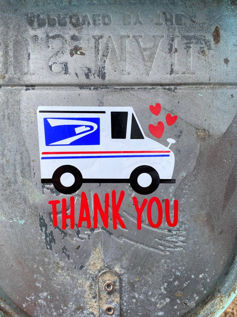 K&ouml;nnte beinhalten: Ein wei&szlig;er USPS-Postwagen mit einem blau-roten Logo und drei roten Herzen dar&uuml;ber. Die Worte "DANKE" sind in rot unter dem Wagen geschrieben.